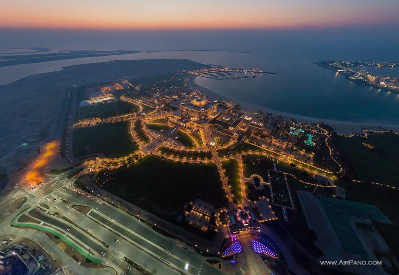 Отель Emirates Palace ночью