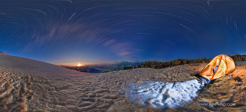 Звездное небо над Эльбрусом