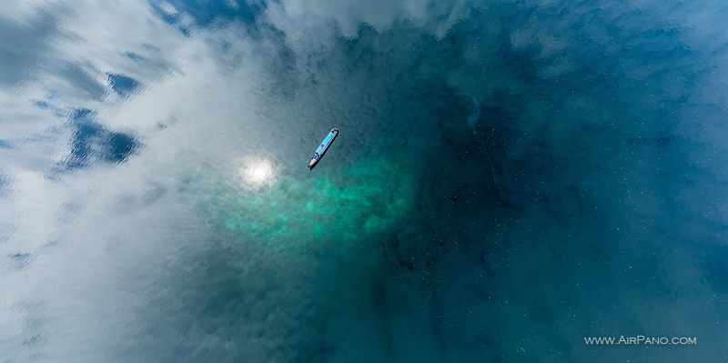 In the bay of the Gam Island