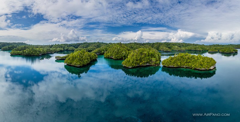 Little islands in the bay of Gam Island