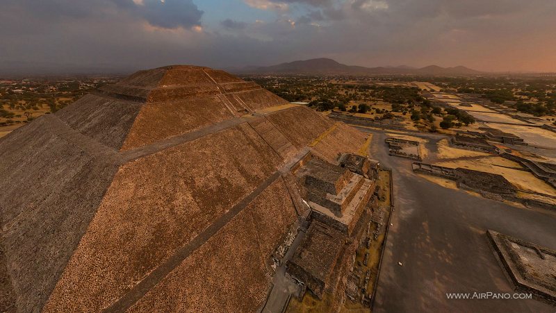 Pyramid of the Sun at sunset 