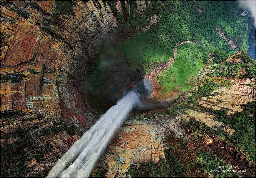Вид на водопад Dragon из глаз пролетающего орла. Венесуэла • AirPano.ru • Photo
