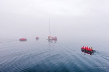 Яхты и моторные лодки посреди Северного Ледовитого океана