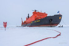 Ледокол на Северном полюсе Ледокол на Северном полюсе