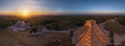 Мексика, Чичен-Ица, Пирамида Кукулькан на рассвете. Панорама
