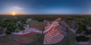 Мексика, Чичен-Ица, Пирамида Кукулькан в последних лучах солнца. Панорама