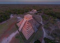 Mexico, Chichen Itza, Temple of Kukulcan in the last rays of the sun