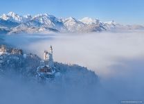 Замок Нойшванштайн зимним туманным утром, Германия