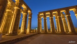 Храм Аменофиса III с подсветкой. Луксорский храм