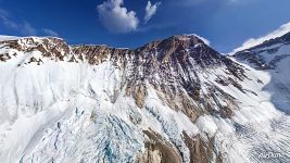 Эверет. Вид над вторым базовым лагерем Эверет. Вид над вторым базовым лагерем