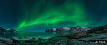 Северное сияние над островом Сенья Северное сияние над островом Сенья
