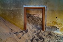Анфилада засыпанных песком комнат