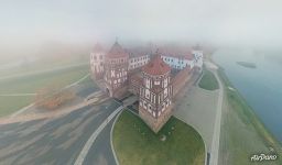 Мирский замок в тумане