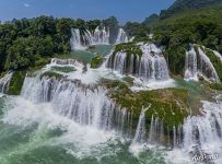 Бурные потоки водопада Дэтянь