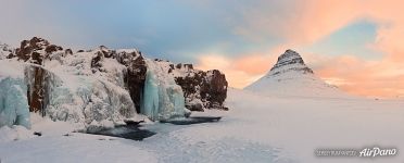 Гора Киркьюфель и замерзшие водопады