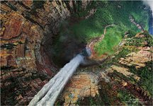 Вид на водопад Dragon из глаз пролетающего орла. Венесуэла