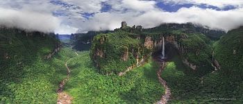 Возле водопада Дракон, Венесуэла