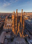 Барселона, Испания. Собор святого семейства вечером Барселона, Испания. Собор святого семейства вечером