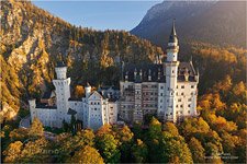 Германия, замок Нойшванштайн в осенних красках https://neuschwanstein.de/