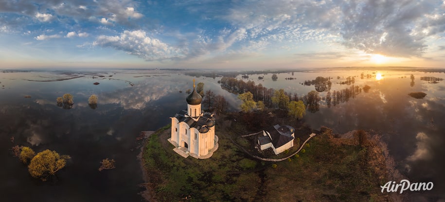 Церковь Покрова на Нерли весной