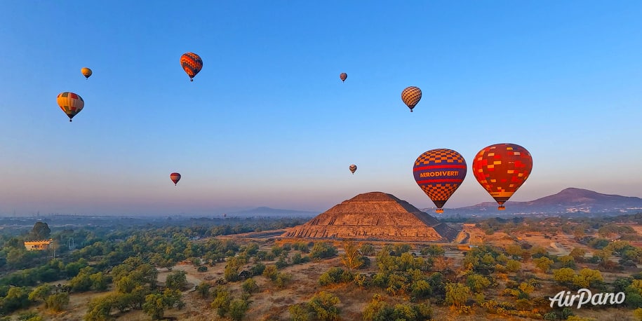 Balloon flight over Teotihuacan 