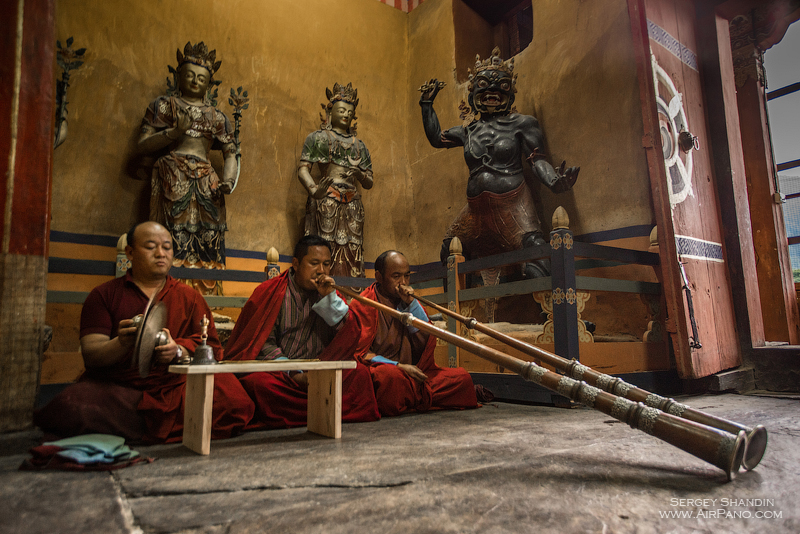 Пуджа в монастыре Тхангби Лхакхнаг 