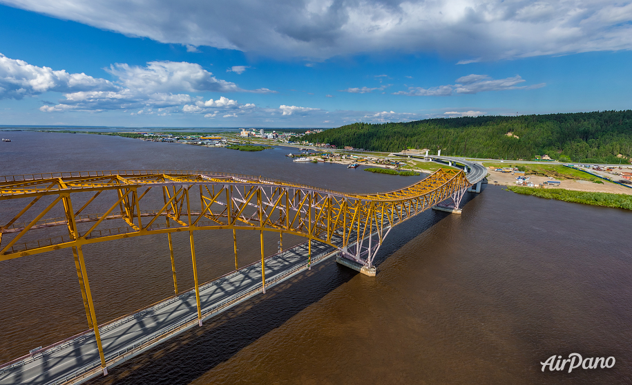 Мост «Красный дракон» через Иртыш. Ханты-Мансийск, Россия