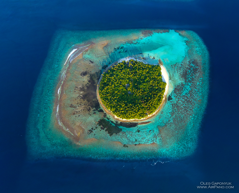 Южные Мальдивы. Над островком Munandhoo