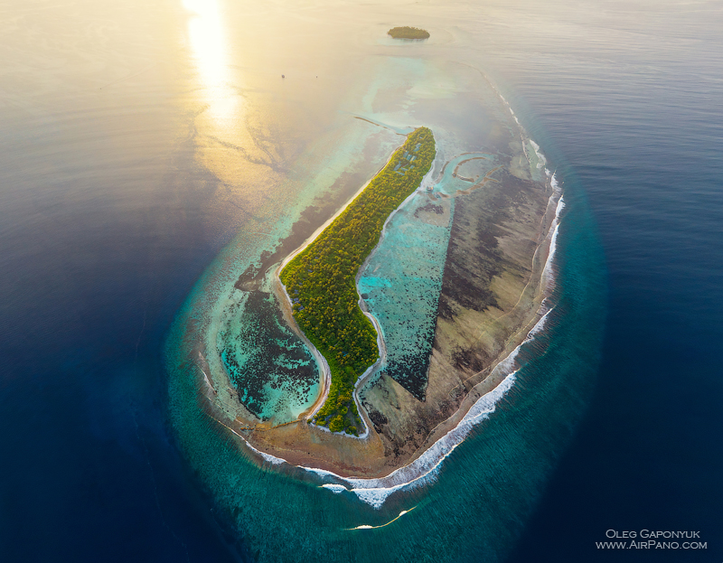 Южные Мальдивы. Над островом Mahaddhoo