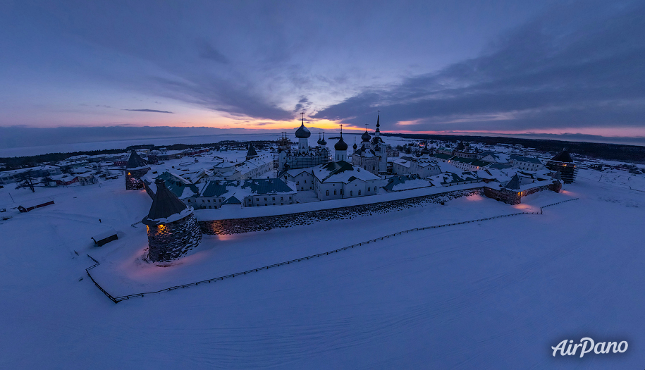 Соловецкий монастырь зимней ночью