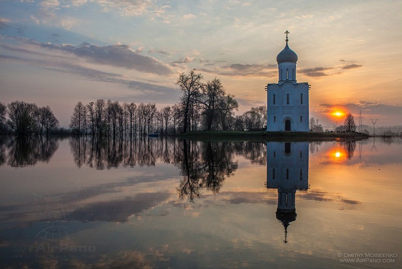 Церковь Покрова на Нерли, разлив в 2012 году