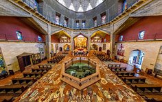 Внутри базилики Благовещения, Назарет Внутри базилики Благовещения, Назарет