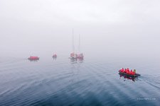 Яхты и моторные лодки посреди Северного Ледовитого океана Яхты и моторные лодки посреди Северного Ледовитого океана