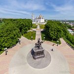 Успенский собор и памятник князю Владимиру и святителю Федору