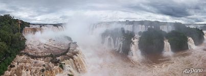 Водопады с бразильской стороны в ненастный день