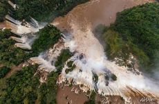 Водопады Salto Bossetti, Salto Bernabe Mendes и Salto Mbigua Водопады Salto Bossetti, Salto Bernabe Mendes и Salto Mbigua