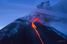 Извержение вулкана Ключевская Сопка ночью Извержение вулкана Ключевская Сопка ночью