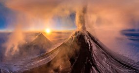 Вулкан Ключевская Сопка в закатных лучах солнца