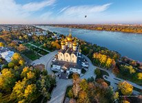 Успенский собор в лучах закатного солнца Успенский собор в лучах закатного солнца