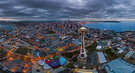Выставочный комплекс Seattle Center вечером Выставочный комплекс Seattle Center вечером