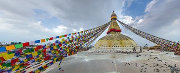 Ступа Боднатх и молитвенные флаги Ступа Боднатх и молитвенные флаги