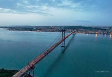 Мост имени 25 апреля вечером Мост имени 25 апреля вечером