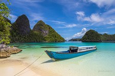 Лодка на островах Ваяг, Раджа-Ампат, Индонезия #2
