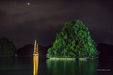 Яхта ночью на островах Ваяг, Раджа-Ампат, Индонезия