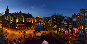 Церковь Аудекерк и район Красных фонарей. Амстердам, Нидерланды