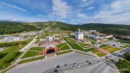 Южно-Сахалинск. Площадь Победы и Кафедральный собор Рождества Христова Южно-Сахалинск. Площадь Победы и Кафедральный собор Рождества Христова