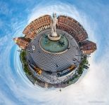 Фонтан на площади Массена. Планета Фонтан на площади Массена. Планета