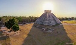Мексика, Чичен-Ица. Солнце за пирамидой Кукулькан