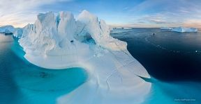 Айсберг с аркой, Гренландия