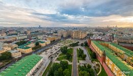 Стены Кремля и Манежная площадь
